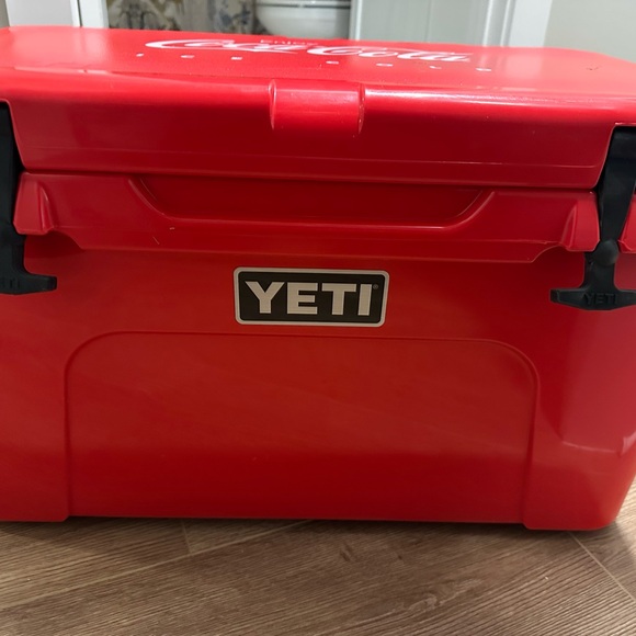 RARE Coca-Cola Yeti Red Storage Cooler with Insulated Walls - Picture 7 of 8